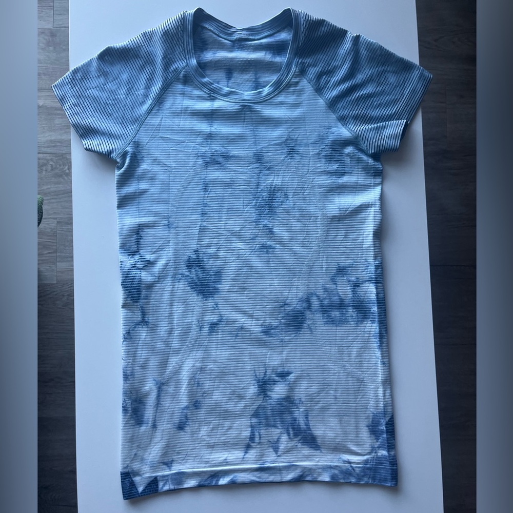 Lululemon Swiftly Tech Short Sleeve 2.0 - Shibori Stripe True Navy - Size 6 - Picture 2 of 8